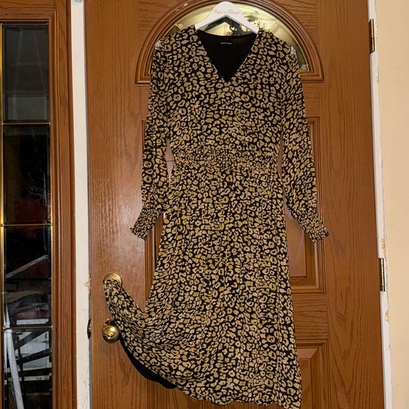 WhoWhatWear Cheetah Print Surplice V-Neck Wrap Long Lantern Sleeve Midi Dress - Picture 5 of 16